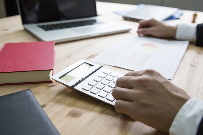 電卓とパソコン