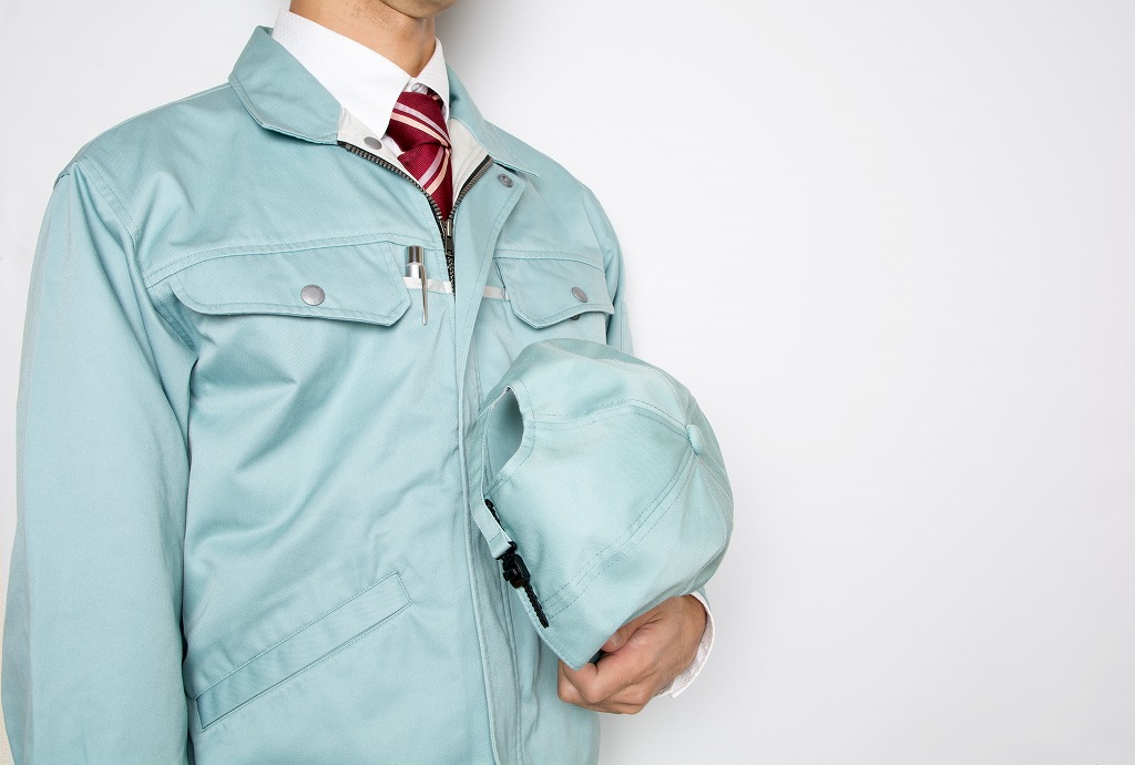 帽子を持つ男性