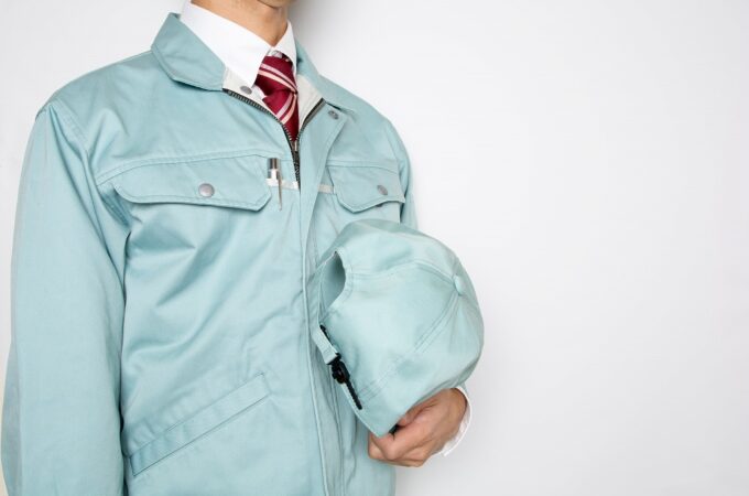 水色の作業服を着た作業員