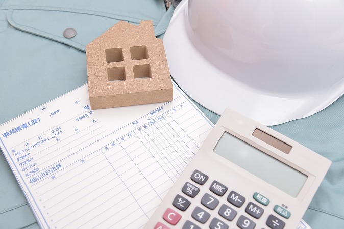 電卓と見積書とヘルメット